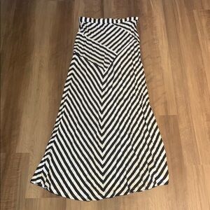 Design History Black and White Women's Maxi Skirt Size Small